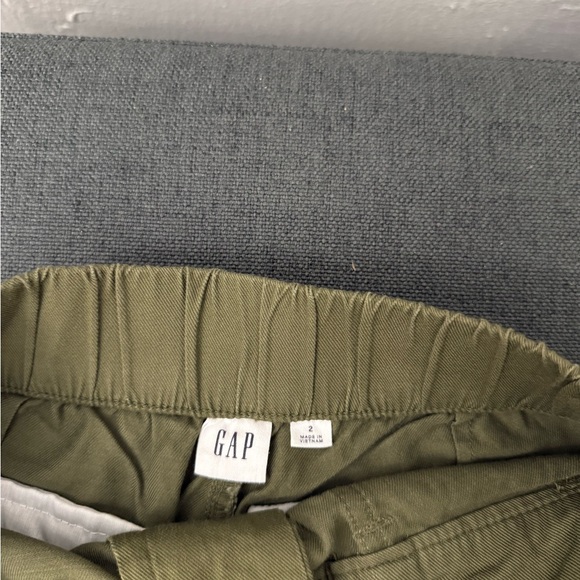 GAP Green Cargo Shorts with Flat Front Design - Picture 4 of 4